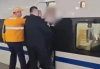 上海一女子阻挡高铁关门?假 突发身体不适被车门夹住！