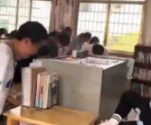 老师拍段子让学生鞠躬喊总裁好 校长回应！