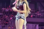 Lisa演唱会丢掉粉丝送的LABUBU 到底怎么回事