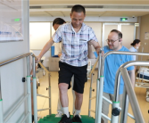 脑机接口大突破！中国61岁完全截瘫男子站起来了！