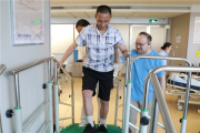 脑机接口大突破！中国61岁完全截瘫男子站起来了！