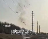 男子甩杆碰到高压线衣服瞬间燃烧：浑身冒烟摊坐在地!