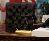 iPhone要重振美国制造辉煌！苹果CEO库克表忠心 给特朗普献上24K金大礼！