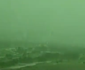 狂风暴雨袭击 迪拜天空一秒变绿 全国航班大面积延误！