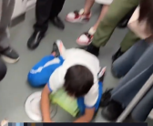两小孩地铁玩卡片引一群人围观 网友：看的不是牌，是童年！