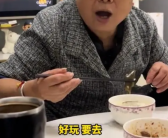 80岁奶奶花88元报团游带回2只鸡 网友：让我去，我能抓四只鸡！