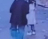 两女孩小区内玩耍遭陌生老太踢打 老太女儿称其年迈导致智力存在问题 网友热议！