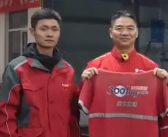 在京东工作18年快递员买了两套房两台车 赠送刘强东当年工服!