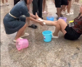 云南泼水节现场到处都在拔拖鞋：一个滑铲 拖鞋直接变护膝！