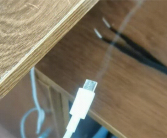呲呲冒白烟 速查这种充电线 赶紧拔掉！