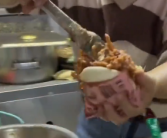 阿姨卖夹饼90度敞开往里塞肉：分量超级足！