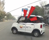 老人开老头乐载两朋友外出翻入沟中：路过好心人出手营救！