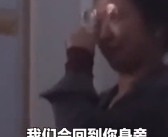 学生送生日祝福老师不停抹眼泪 哭得像孩子！
