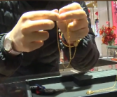 送妻子的金项链竟被磁铁吸起：商家退款！