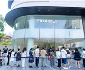 华为Pura80系列开售即“疯狂” 网友称挤15分钟才能摸到真机！