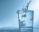 多喝弱碱性水能改变体质 专家：假的！