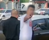 男子地摊吃饭要求开发票还少给钱 双方在马路上争吵后报警!