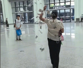 女子高铁站边走边撒纸币 撒了好几轮都被人捡走 背后原因成谜!