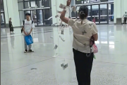 女子高铁站边走边撒纸币 撒了好几轮都被人捡走 背后原因成谜!