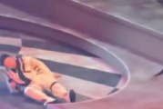 陈奕迅演唱会上疑似被激光笔照射 重重摔倒！