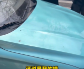 手机掉落被车碾坏 被认定是自己的责任 快递员大哭！