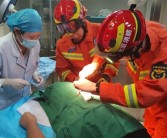 钓鱼佬甩钩直接钩到自己后脑勺 无奈向119求救 科普8大钓鱼安全准则！