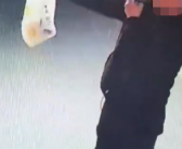 外卖员将外卖挂门上拍照片后拎走 当事人：又搞笑又无语!