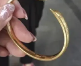 女子看热闹金手镯被人剪断险被偷 扎到了她的手腕才发现！