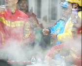希望全职外卖员能超100万！刘强东请吃饭：有身着饿了么、美团工服小哥向其敬酒!