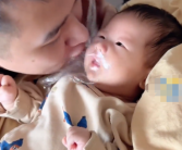 爸爸隔保鲜膜狂亲新生宝宝：满满的爱！