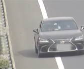 两女子高速大车道停车还压线！背后原因令人大跌眼镜！