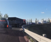 网友偶遇大堵车：竟因头车司机原地睡着了！