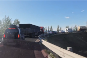 网友偶遇大堵车：竟因头车司机原地睡着了！
