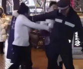 女子大唐不夜城景区卖发簪被拦后打骂保安 当地网友发声！