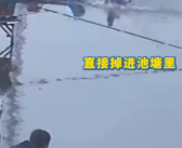 男子钓中20斤大鱼被拉入水中 全程未松手 拉着鱼上岸!