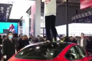 当事人赔偿17万元！特斯拉高管再谈刹车门事件：车主跳出来维护我们 解释这车有多好！