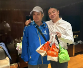 刘强东检查工作住酒店 点外卖给小哥1000元小费并合影！