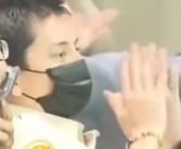 王大陆台下看表演被拍 疯狂躲镜头 在颁奖环节假装趴着睡觉！