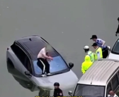 蔚来落水 司机爬上车顶 汽车竟自己游回岸边!