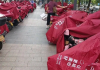 网友称赞雨天给顾客电瓶车搭雨披 胖东来：一直有这项服务！