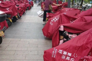 网友称赞雨天给顾客电瓶车搭雨披 胖东来：一直有这项服务！