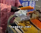 为了进一步消除消费者的疑虑 路边卖淀粉肠阿姨主动出示声明书！