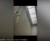 上海暴雨陈赫家里漏成水帘洞：室内摆塑料盆接雨！