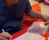 男子随礼一本刮刮乐 记账大爷懵了：看半天！