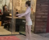 火锅店现“机器人服务员”敬酒倒茶：老板娘模仿、惟妙惟肖！