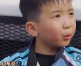 看呆现场观众！5岁赛车手8字漂移直呼太简单了 