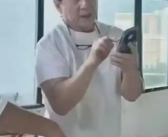 71岁成龙现身成都毛坯房盯装修 身材健壮不显老！