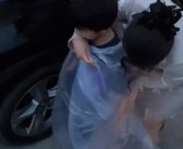 男孩浑身是泥被妈妈用塑料袋带走 网友点赞：妈妈心态好好!