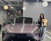 第10万台小米SU7车主亮相：又一大长腿美女！