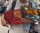 高考刚结束男孩喜提新手机 网友：高考完3个月是一生最爽的时候！